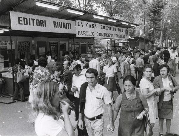 Milano - Festa provinciale de l'Unità 1974 - Insegna esterna dello stand degli Editori Riuniti - Ritratto di gruppo - Cartelli - Manifesti - Folla - Bandiere