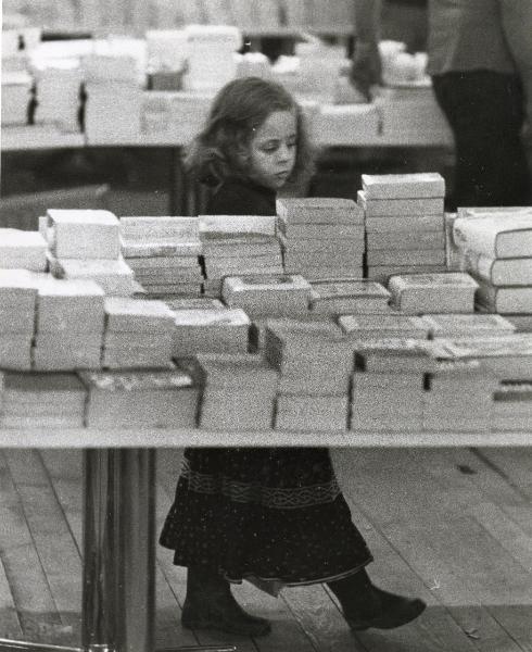 Firenze - Festa nazionale de l'Unità 1975 - Libreria - Bambina osserva dei libri esposti - Ritratto infantile