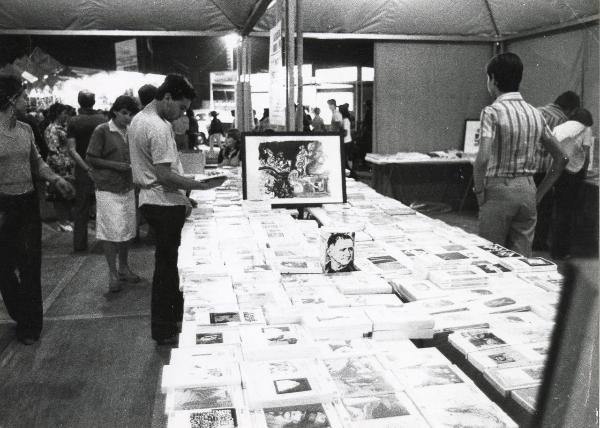 Portomaggiore - Festa provinciale de l'Unità 1977 - Libreria - Visitatori - Quadro