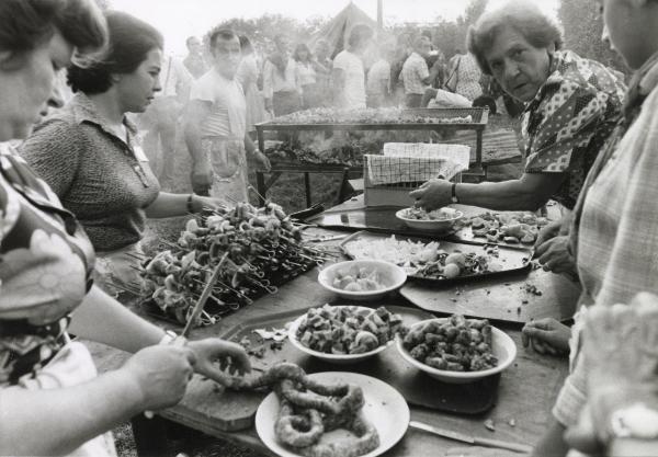 Torino - Festa provinciale de l'Unità 1979 - Volontarie preparano la carne - Volontari si occupano della cottura sulla griglia - Ritratto di gruppo