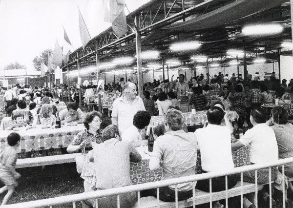 Mantova - Festa provinciale de l'Unità 1981 - Folla in un ristorante - Bandiere - Strutture metalliche - Ritratto