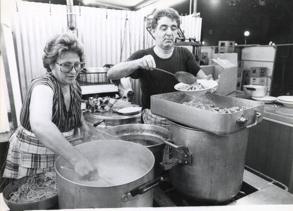 Bologna - Festa provinciale de l'Unità 1982 - Cucina di un ristorante - Due addetti al lavoro - Ritratto di gruppo