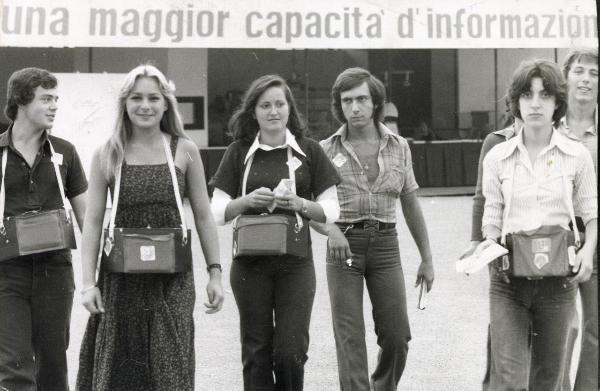 Bologna - Festa provinciale de l'Unità 1975 - Giovani "coccardisti" - Ritratto di gruppo - Striscione