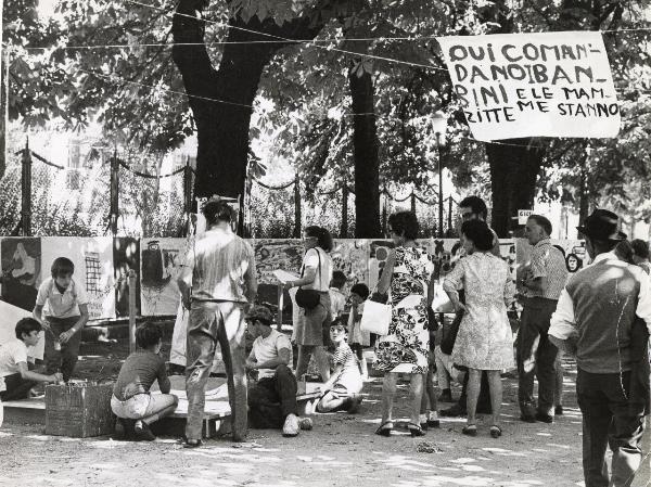 Milano - Festa provinciale de l'Unità 1971 - Spazio dedicato ai bambini - Esposizione di disegni - Giovanissimi artisti all'opera - Cartello