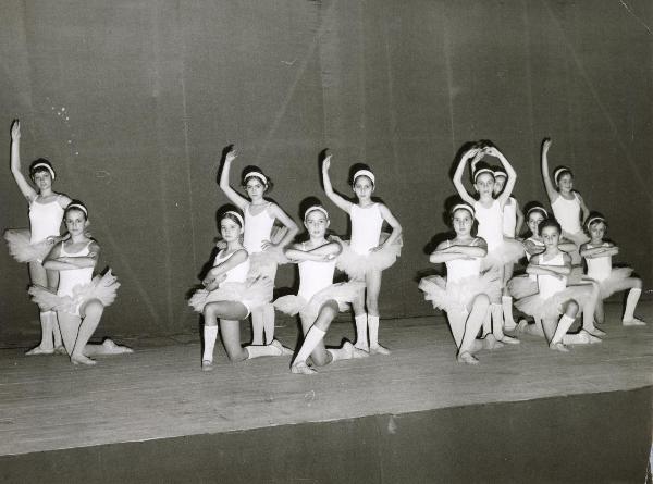 Torino - Festa provinciale de l'Unità 1973 - Giovanissime danzatrici del balletto Arci sul palcoscenico - Ritratto di gruppo