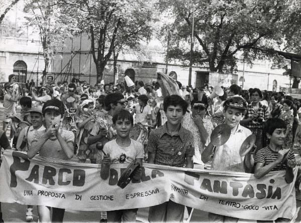 Genova - Festa provinciale de l'Unità 1973 - Manifestazione di bambini attivisti con strumenti musicali - Striscione - Bandiere - Ritratto infantile