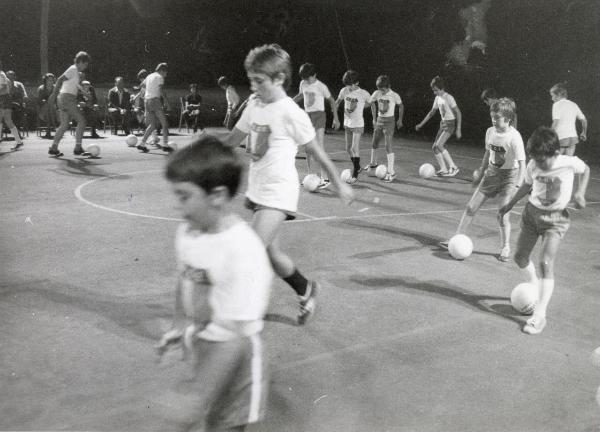 Bologna - Festa provinciale de l'Unità 1975 - Iniziativa sportiva - Allenamento di calcio per i bambini - Campo da gioco - Ritratto di gruppo infantile