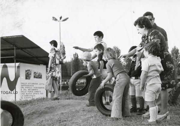 Modena - Festa provinciale de l'Unità 1976 - Angolo del bambino - Gara di lancio dei copertoni lungo una discesa - Stand del Portogallo