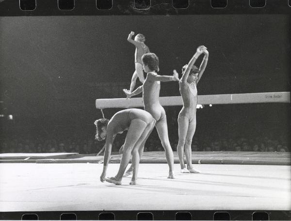 Modena - Festa nazionale de l'Unità 1977 - Palestra - Asse di equilibrio - Giovanissime ginnaste impegnate in una esibizione