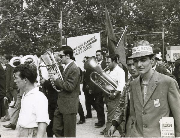 Modena - Festa nazionale de l'Unità 1966 - Sfilata per le vie della città - Spezzone di corteo con musicisti - Ritratto - Bandiere - Cartelli