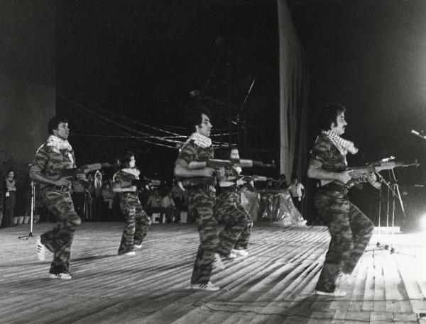 Firenze - Festa nazionale de l'Unità 1975 - Arena centrale - Esibizione del Balletto nazionale dell'Organizzazione per la Liberazione della Palestina - Artisti in tuta mimetica e con armi - Ritratto