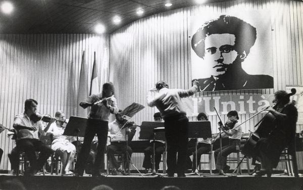 Cagliari - Festa nazionale d'apertura de l'Unità 1977 - Teatro - Concerto di musica classica - Manifesto con il ritratto di Gramsci - Scritte