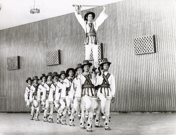 Reggio nell'Emilia - Festa provinciale de l'Unità 1978 - Teatro - Esibizione di un gruppo folkloristico della Romania - Ritratto di gruppo