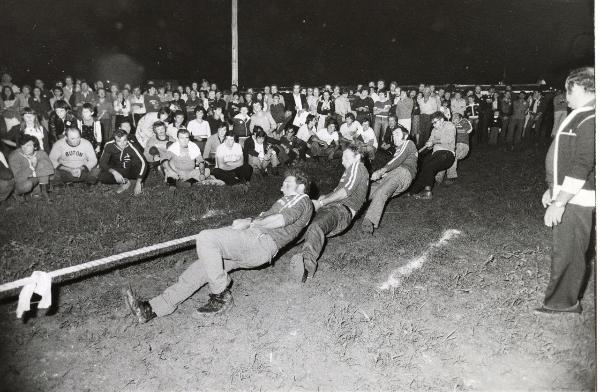 Bologna - Festa provinciale de l'Unità 1977 - Giochi in notturna - Gara di tiro alla fune - Pubblico