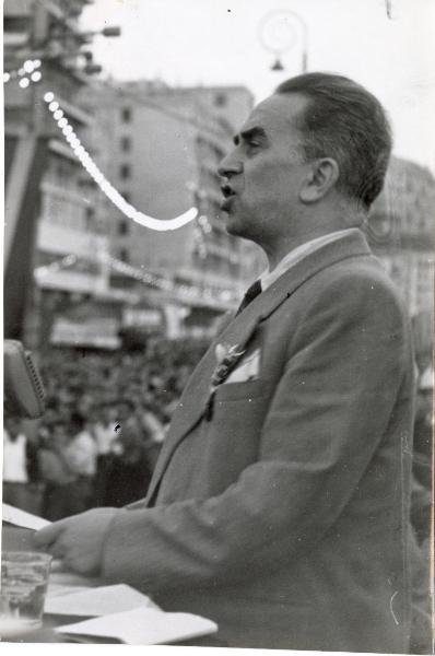 Genova - Festa nazionale de l'Unità 1950 - Sfilata per le vie della città - Palco degli oratori - Luigi Longo al microfono - Ritratto