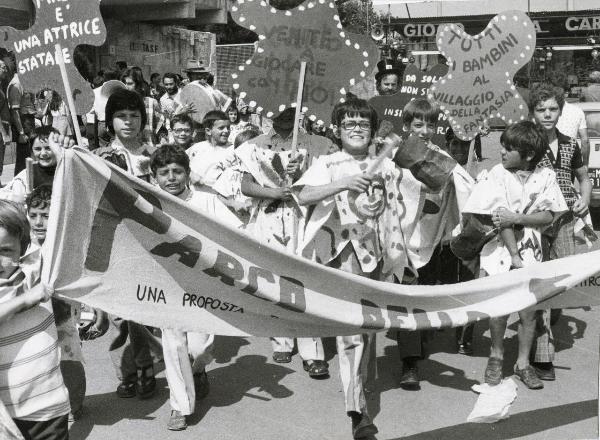 Bari - Festa nazionale d'apertura de l'Unità 1974 - Sfilata di bambini che portano striscioni e cartelli - Ritratto infantile di gruppo