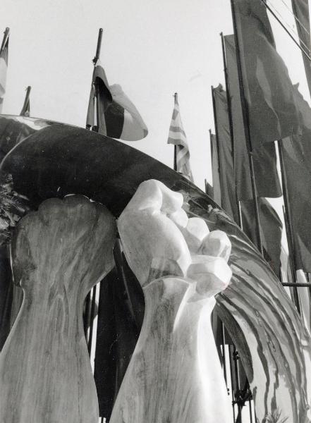 Bologna - Festa nazionale de l'Unità 1974 - Installazione denominata "I tre pugni" dello scultore Carlo Alberto Cortina - Bandiere