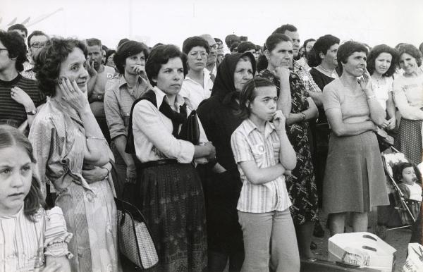 Cagliari - Festa nazionale d'apertura de l'Unità 1977 - Fiera Campionaria - Gruppo di donne con bambini osserva uno spettacolo - Ritratto di gruppo