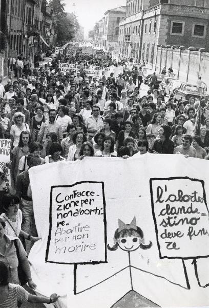 Ferrara - Festa nazionale de l'Unità delle Donne 1977 - Manifestazione per le vie della città - Spezzone di corteo con striscione a favore dell'aborto legale - Cartelli