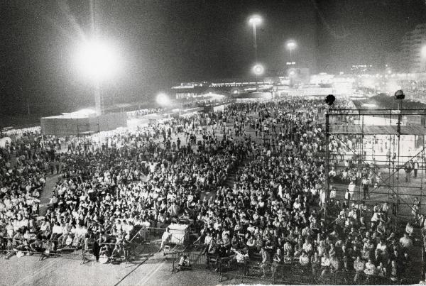 Genova - Festa nazionale de l'Unità 1978 - Fiera del Mare - Veduta notturna dall'alto - Folla assiste a uno spettacolo - Illuminazione