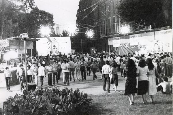 Genova - Festa provinciale de l'Unità 1979 - Villa Rosai - Folla a passeggio tra gli stand - Cartelli - Illuminazione - Decorazioni