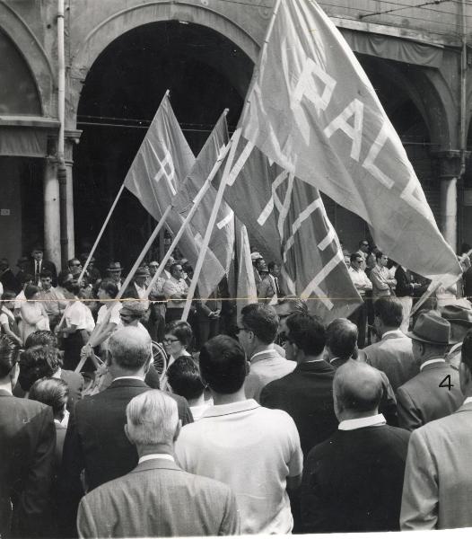 Modena - Festa nazionale de l'Unità 1966 - Manifestazione d'apertura a sostegno del Vietnam - Sfilata per le vie della città - Spezzone di corteo con manifestanti che portano bandiere con la scritta "Pace"