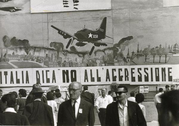 Modena - Festa nazionale de l'Unità 1966 - Cartellone contro la guerra in Vietnam - Scritta "L'Italia dica no all'aggressione" - Folla a passeggio