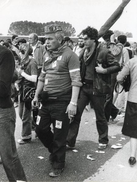 Modena - Festa nazionale de l'Unità 1977 - Ex-autodromo - Manifestazione di chiusura - Manifestanti si allontanano al termine del discorso di Enrico Berlinguer - Ritratto - Bandiere