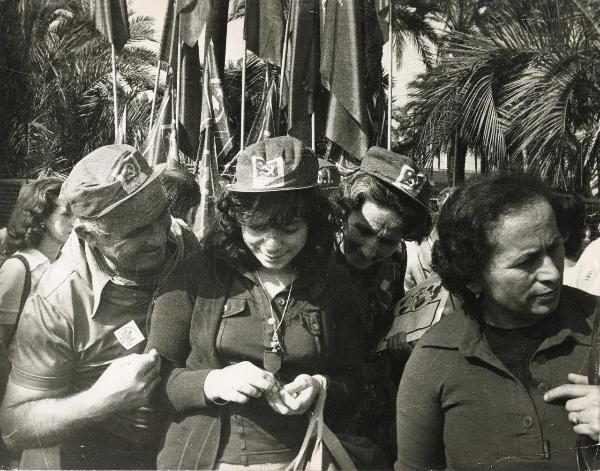 Napoli - Festa nazionale de l'Unità 1976 - Mostra d'Oltremare - Compagni con  cappelli e bandiere - Ritratto di gruppo