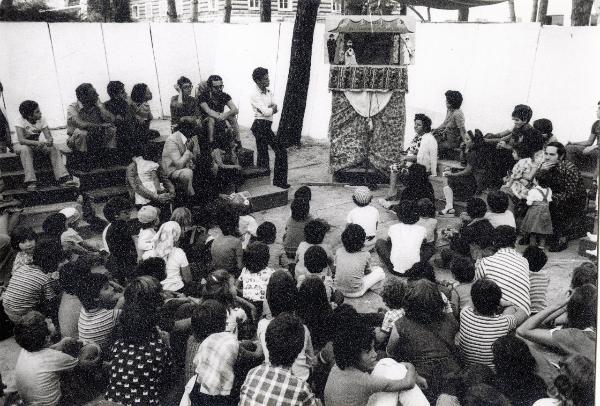 Napoli - Festa nazionale de l'Unità 1976 - Mostra d'Oltremare - Spettacolo di burattini - Pubblico con bambini