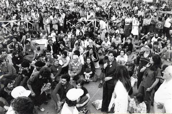 Napoli - Festa nazionale de l'Unità 1976 - Mostra d'Oltremare - Manifestazione di chiusura - Donna in piedi parla al microfono - Ritratto - Folla