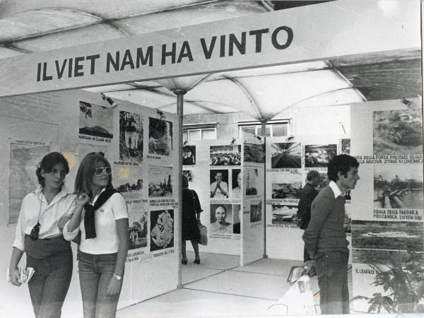 Napoli - Festa nazionale de l'Unità 1976 - Mostra d'Oltremare - Mostra sul Vietnam - Pannelli espositivi - Visitatori - Scritta all'ingresso "Il Viet Nam ha vinto"