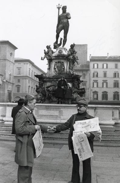 Bologna - Diffusione e lettura de l'Unità - Piazza del Nettuno - Un volontario vende copie del giornale per strada - Ritratto di gruppo - Statua