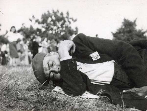 Milano - Festa provinciale de l'Unità 1949 - Un uomo si riposa sul prato - Ritratto maschile