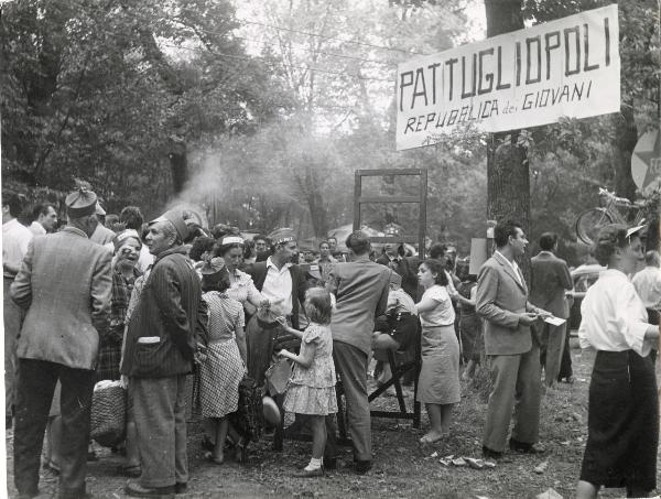 Monza - Festa provinciale de l'Unità 1950 - Persone all'aperto in un bosco - Cucine da campo - Cartelli