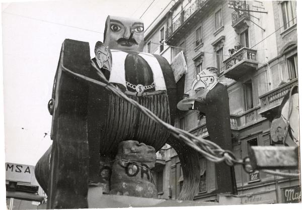 Milano - Festa nazionale de l'Unità 1953 - Sfilata per le vie della città - Spezzone di corteo con carro allegorico - Insegne