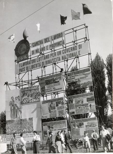 Milano - Festa nazionale de l'Unità 1958 - Parco Lambro -Installazione della Camera del Lavoro di Milano e provincia - Struttura metallica con insegne, cartelli e bandiere