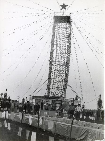 Novate Milanese - Festa provinciale de l'Unità 1960 - In basso lo stand de l'Unità e la fontana - Grande torre metallica con decorazioni e stella sulla sommità - Folla