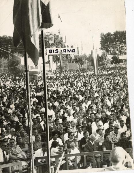 Milano - Festa nazionale de l'Unità 1962 - Parco Lambro - Manifestazione di chiusura - Pubblico ascolta il discorso di Palmiro Togliatti - Cartelli - Bandiere