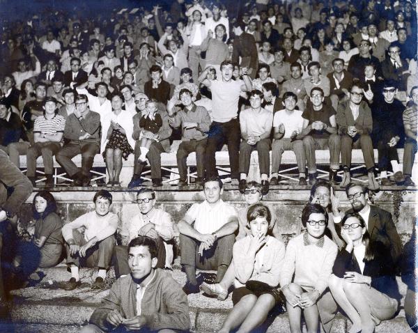 Milano - Festa nazionale de l'Unità 1967 - Parco Lambro - Pubblico sulle gradinate assiste a uno spettacolo serale - Ritratto di gruppo