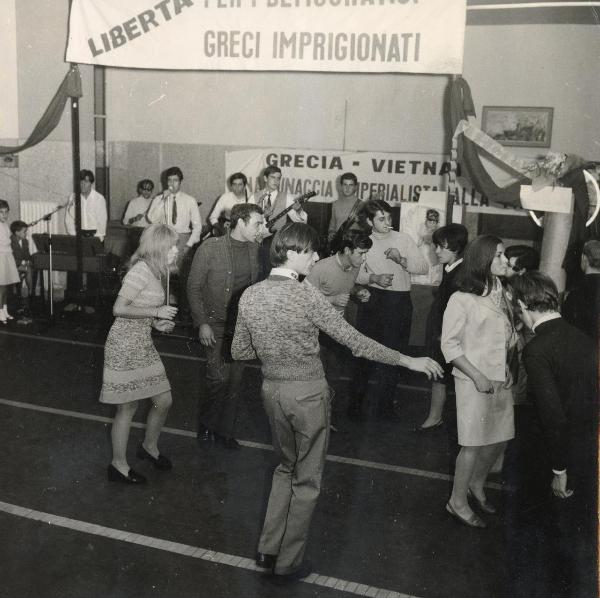 Milano - Festa nazionale de l'Unità 1967 - Parco Lambro - Festa danzante - Gruppo musicale sul palcoscenico - Cantante al microfono - Giovani ballerini in pista - Cartelli per la libertà in Grecia e in Vietnam