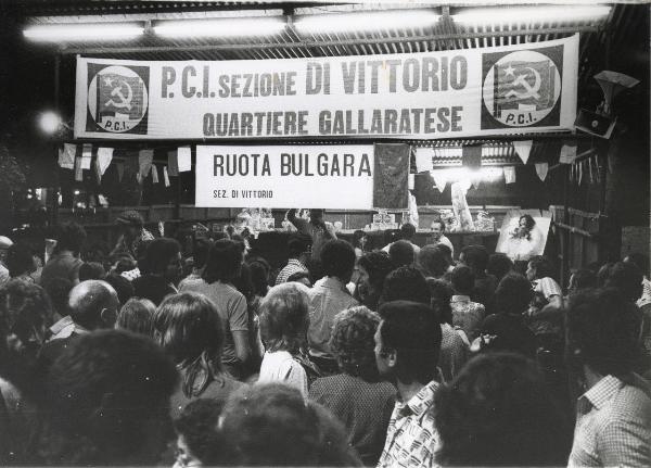 Milano - Festa nazionale de l'Unità 1973 - Parco Sempione - Stand della sezione Di Vittorio del quartiere Gallaratese - Gioco della ruota bulgara - Cartelli - Folla