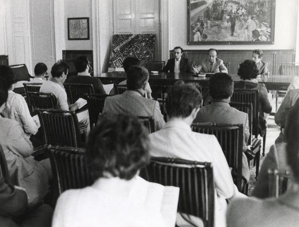 Milano - Festa nazionale de l'Unità 1973 - Parco Sempione - Conferenza stampa - Tavolo degli oratori - Gianni Cervetti al microfono - Ritratto di gruppo - Cartello