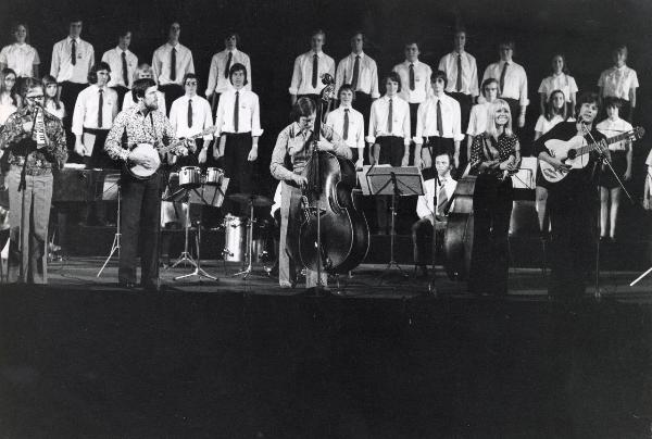 Milano - Festa nazionale de l'Unità 1973 - Parco Sempione - Spettacolo della Repubblica Democratica Tedesca - Gruppo musicale e coro sul palcoscenico - Ritratto di gruppo