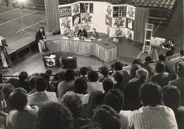 Milano - Festa nazionale de l'Unità 1973 - Studio televisivo - Notiziario di TV Festival - Dibattito con oratori - A destra Gianni Cervetti - Ritratto di gruppo