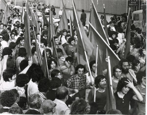 Alessandria - Festa provinciale de l'Unità 1975 - Spezzone di corteo - Manifestanti portano le bandiere rosse con il pugno alzato - Folla