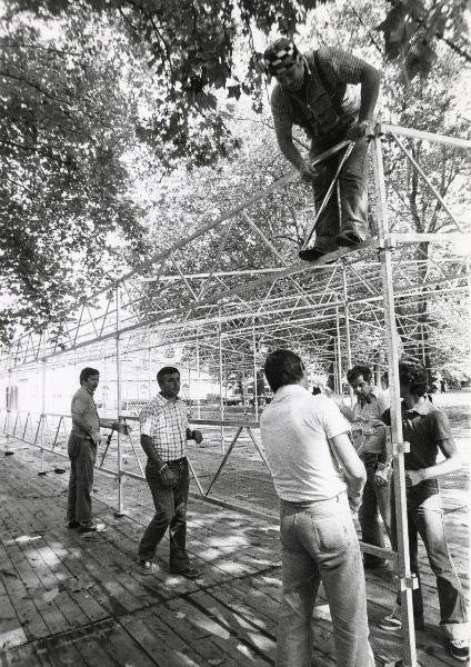 Milano - Festa nazionale de l'Unità 1979 - Parco Sempione - Costruzione e allestimento  - Operai al lavoro su strutture metalliche