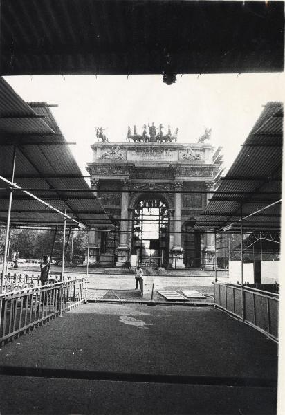 Milano - Festa nazionale de l'Unità 1979 - Parco Sempione - Arco della Pace - Lavori di allestimento - Operai al lavoro