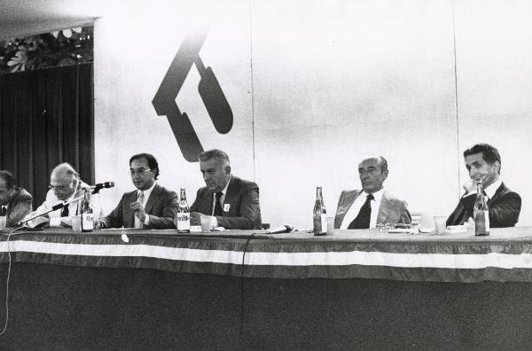 Milano - Festa nazionale de l'Unità 1979 - Parco Sempione - Dibattito - Palco degli oratori - Da sinistra: Maurizio Valenzi Carlo Tognoli (al microfono), Vittorio Korach, Renato Zangheri - Ritratto di gruppo - Simboli