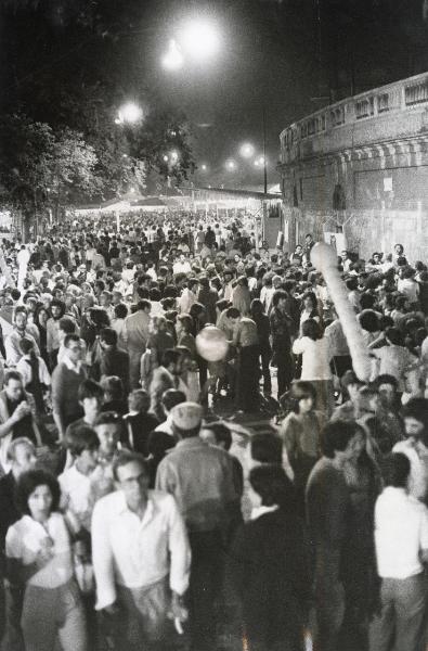 Milano - Festa nazionale de l'Unità 1979 - Parco Sempione - Arena - Folla a passeggio - Veduta notturna